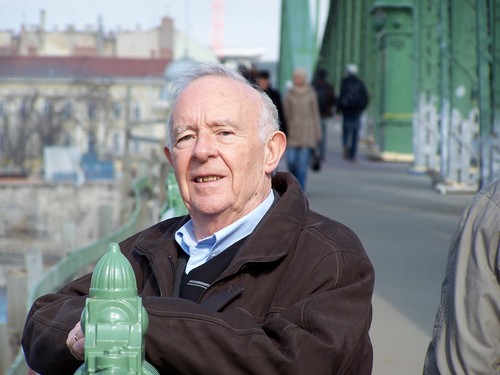 Professeur de pédiatrie en retraite ancien Doyen de Faculté,, inquiet de l'avenir de la France, ouvert à toute relation, amateur de littérature