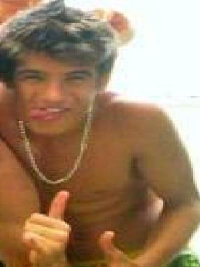 14 anoos, sincero , atrapalhado , carinhoso, bobo  kkk-.... segue ?