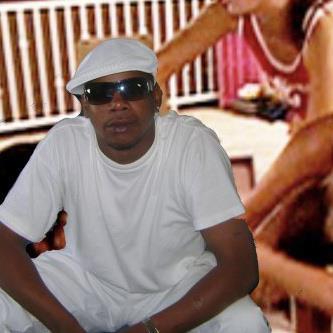I lik R&B music, comedy,web tips, a little peek in2 lives of folks U respect & admire+ making new friends #TeamFollowBack #TeamiKelz105K #TarajiPHensen