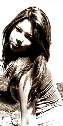 Sou uma garota muito alegre,sempre encanto as pessoas com a minha alegria! 15 anos leonina! Adoro me divertir com os meus amigos.    

 um-amor-virtual