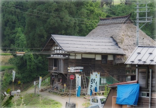 infoTsubono's profile picture. 大地の芸術祭に即してツイッター始めました！！【さとまつり】 日時：2012年8月24日、25日、26日　各日13:00〜20:00　雨天決行 会場：新潟県十日町市松之山坪野集落　 坪野に惚れた音楽家村井祐児　この地を彫る美術家岩間賢　15年前、新潟県十日町松之山坪野にある茅葺き屋根の古民家再生から始まった。