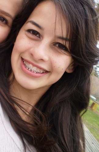oie,prazer eu sou a @Baaah_nicole !!    baaah eu sou mt divertida e sincera...  amôo escutar rock, adoroo demais sertanejo e curto  pra caramba um pagode.. kkk