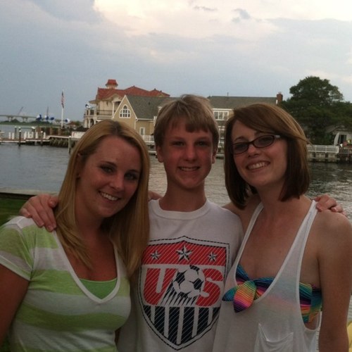 Ashbunnie17's profile picture. I'm a hairstylist and music nut. I'm very artistic and hope to become famous!!!