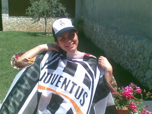 Mamma e moglie a tempo pieno. Tifosa della Juventus.
