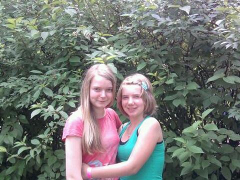 Hey wir sind Lena, Nateea und Jasmine
ich bin Nateea @NateeaR follow me =)
ich bin Lena :D @LenaPohl
und ich bin Jasmine @MiniHolm follow me  please