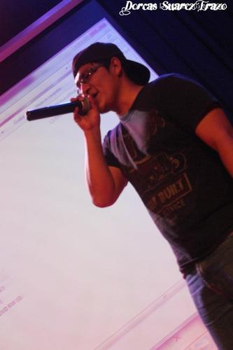 Estudiante de la Universidad Nacional de Ingenieria,Integrante de el Grupo de Rap UniversiRap,Escritor y amante de los libros y la buena musica