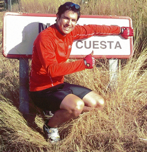 Ingeniero de Caminos, Canales y Puertos, ex goleador y triatleta en prácticas.