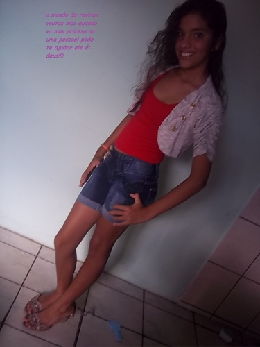 oi eu tenho 13 anos moro com minha mae e as minha irmãos suo apaixonada pelo Rock não ligo pra quem não liga pra mim!!!!!!!!!!!