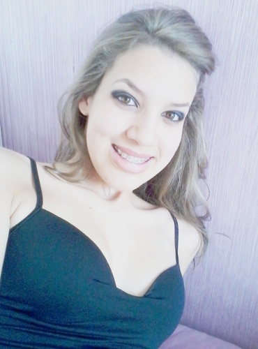 Sonhadora, louca, bipolar, linda, feia, sem noção, amiga, beiçudinha, magrela, estranha, diferente,unica, perfeita..Tudo q o povo diz!hehehe...**signo: leão**