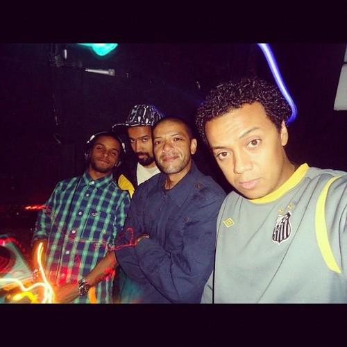 Festa surgida em 2002. Comandada pelos
Djs Kl Jay,Ajamu,Marco e Will. Rap,R&B,Original-Funk,Jazz,Samba-Rock,Soul e Disco Music.Todas as quintas no Dj Club Bar