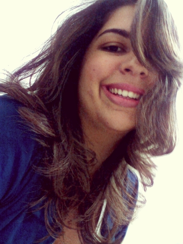 Jornalista, 24. Apaixonada por poesias e por pessoas que conseguem desejar a felicidade alheia.