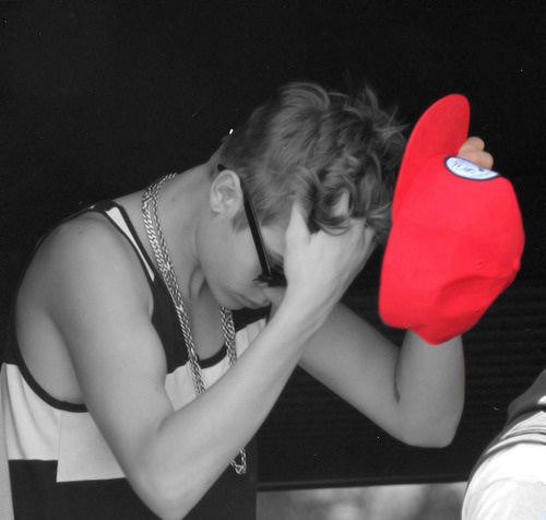 hai ima' belieber. loving this sexy ass canadian who walks into glass, eats bears & buys his own album.  ބ #teamfollowbackbeliebers