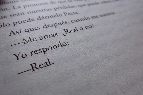 Con que sepas que soy tributo,AMO los panes quemados,ODIO las rosas blancas y siento un amor incondicional por mis libros es suficiente ♥