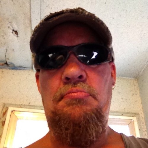 Live on lake in northern Michigan love woman I do lots of water sports got owne business and part time chef