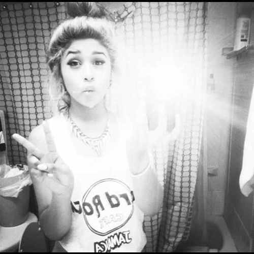 CronikLoc__'s profile picture. Î hâve vërý fëw trùë fríëñds , Î líkë ít thís wáý .