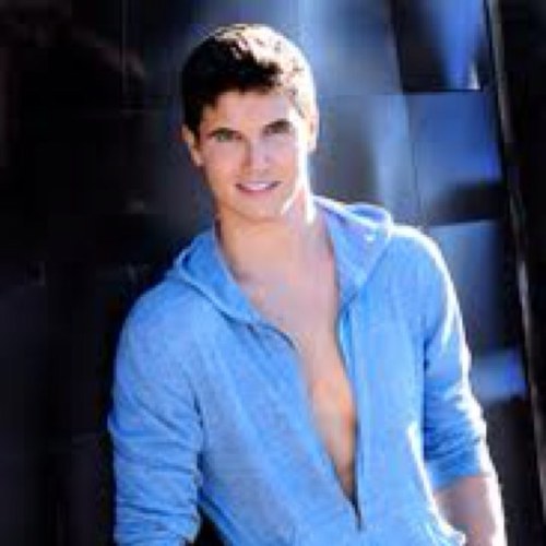 The_liar_eric's profile picture. One time Cece dared me to steal a car then called the cops! I'm Noel's older brother.