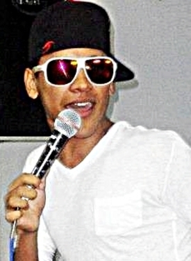 Vocalista na banda Oz Kobrões