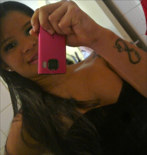capricorniana, 16 anos , bipolar , cheia de manias , fresca , chata & quase - antisoocial  não namoro , não so solteira , apenas ENROLADA :)