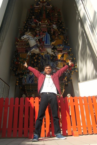 Looks like a freak | Big fan of Soto Ayam | Love to ride motorcycle (in passenger seat)
hahahahahaha......