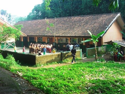 orang bodoh yang selalu ingin berenang dalam samudra ilmu, semoga bisa memuliakan ilmu yang bermanfaat untuk semuanya.