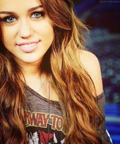 Hey guys this is farah I'm 14 years old gurl I love music ....pop and rock my idol is miley cyrus i luv her so so much and I luv u all 3