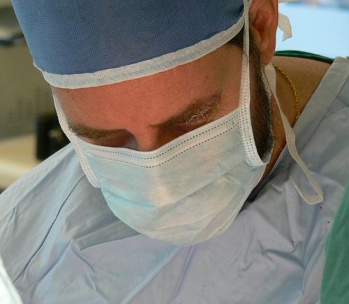 Traumátólogo, formado en la Universidad de Chile y en Francia. Interesado en salud ocupacional, terápia génica, medicina regenerativa y ortopedia