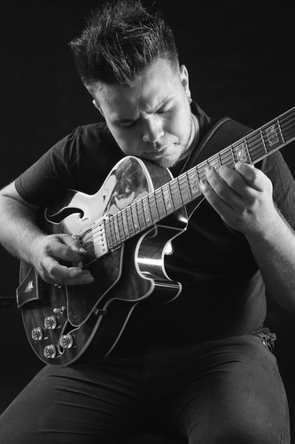 Sou  SERVO DE DEUS,Guitarrista,Violonista,Produtor,e Arranjador passando um momento  muito feliz da minha vida!!!!jesus é o caminho sempre!!!!!