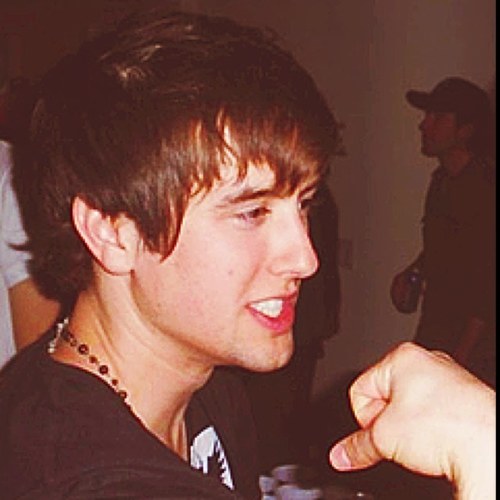 LoganMFake's profile picture. I'm Logan. I'm 15, I'm shy but I love hockey & food.