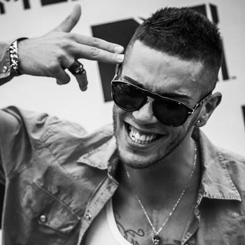 Nella mia vita non ho amici,ho sagome di riempimento! -EK ♥ Amo il rap e il mio idolo è @RealEmisKilla! Sono innamorato dello sport che pratico:Volleyball!♥