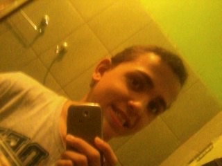 13 anos,engraçado,briguento,chato pra caramba,não sou Neerd,gosto de Ginastica rítmica e natação ,Sou Feliz'' I Love Music and Friend's s2