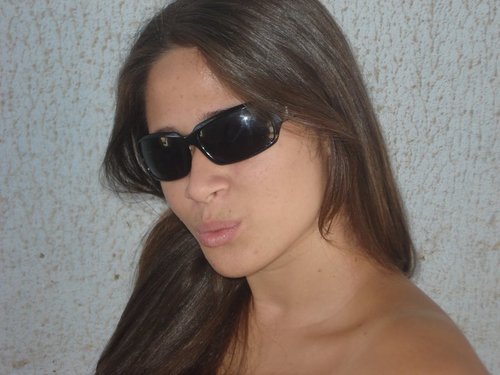 Ao mundo peço licença 
Para atuar onde quiser 
Meu sobrenome é COMPETÊNCIA 
E meu nome é MULHER..!!!!