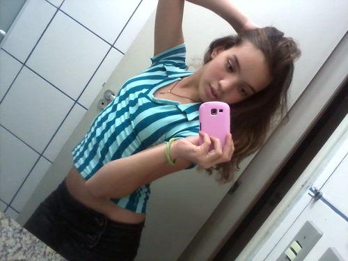 eu sou uma garota como todass as outras,
só estou vivendo diαs iguαis, de mαneirαs diferentes !
eu gosto de sair, αproveitα α vidα !porque elα é feitα só