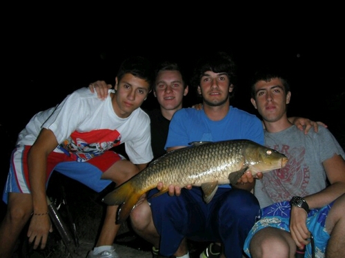 me gusta el deporte y salir de fiestas con mis amigos;)