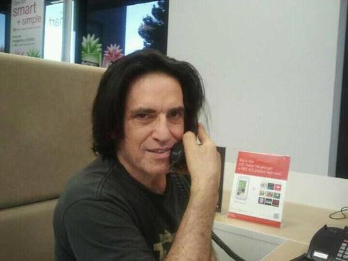 Loves his son, wife,mother, and kitty. Lakers and Dodgers fan, Comic and comedy writer, computer tech, movies, and teaching kids drama therapy.