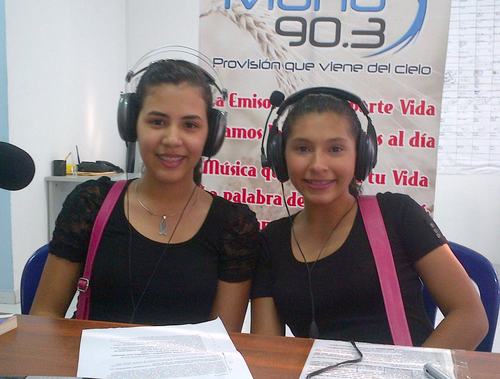 Escucha nuestro programa en 90.3 fm todos los miercoles de 4:00pm a 5:00pm con @KarlaaFlower y @aiimeeballet NO TE LO PUEDES PEDER POR NADA♥