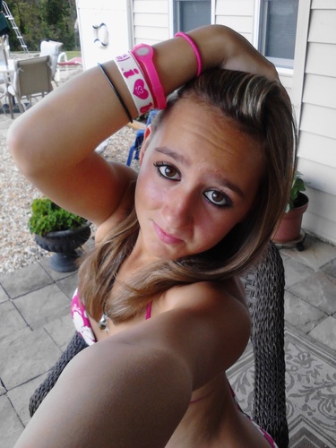 i'm Kelsea, im 13 & i like chill and laid back people.(: