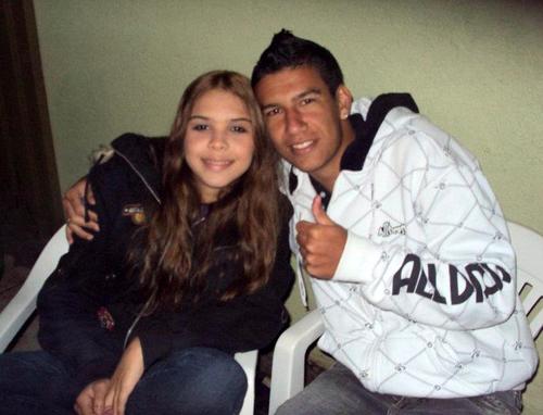 Nós nascemos um pro outro e não dá pra resistir.
Quando tocamos um ao outro amor igual eu nunca vi ♪♫ @BiaMonteir0 ♥ *-*   ∞ ♥ 21/01/12 ♥ ∞