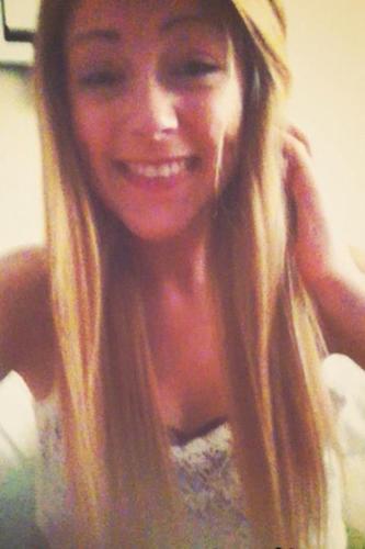 taken/ in love/ young/sexy/LhS/ I love sports soccer,field hockey,and softball, im also a cheerleader;)