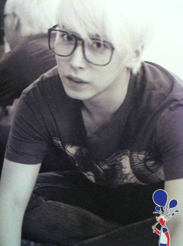 อันยองเฮเซโยครับ ผม lee sungmin
น่ารัก (โตคร)หล่อ(มาก)หื่น(ไม่แพ้ ใคร) 
ฮ่า ๆๆ เมนหลักผมคือ ซองมิน@imSMlนะครับบ น่ารักกดีก็เลยชอบ ทักผมบ้าง ELF เหมือนกันนน