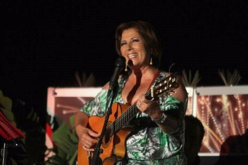 Soy trianera, cantante, compositora. Me gusta la gente positiva y esperanzada, las que ven la botella medio llena por muy vacia que se presente la vida.