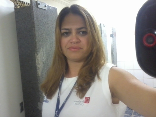 Sou solteira, serva do Senhor Altissímo,amo louvar ao Senhor, sou membra da Aliança com Cristo, levita do Senhor, trabalho no conveniência!