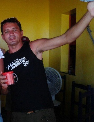 sou aquele que gosto de toma uma com a galera meu robe e tomar contar de bichos como galinhas  porcos patos guines peru e sou proprietário da pocica