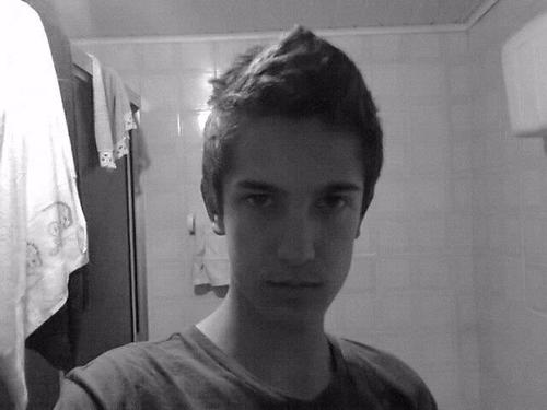 O homem forte cria os acontecimentos e o fraco suporta aqueles que o destino lhe impõe.