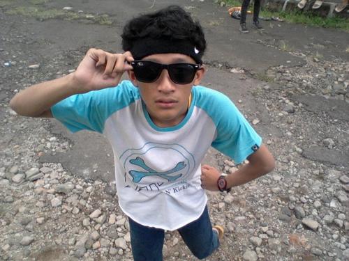 hello , my name is aidil , i am man and have a desire to be a soccer player and guitarist world. feel free to make friends with me, follow and mention  :):):)