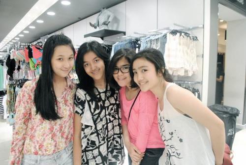 (Un)official Blink.Support @Ify_blink @SiviaBlink @PricillaBlink @FebbyBlink and @ZeeAshilla ☺