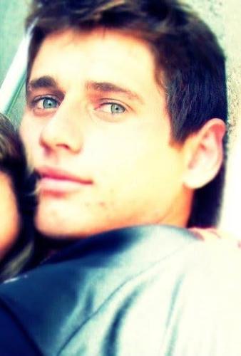 a vida é feita pra quem  sabe viver !!  e não pra quem pensa que a engana dizendo que é feliz*__*