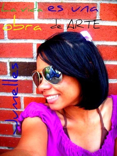 amante del arte, estudiante de derecho y  teatro en Bellas Artes con el gran deseo de ser una muy buena  artista.  :D