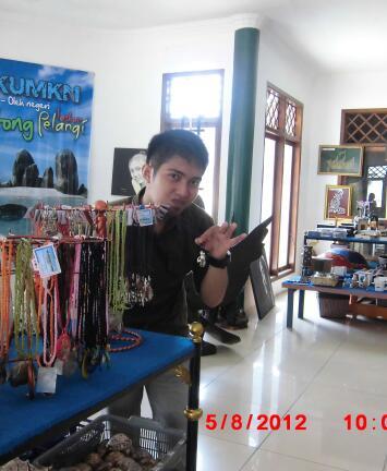 tyasdinthuss's profile picture. I when was here I Believe when I was around them. For what? Because I, you and him we are always side by side to share.