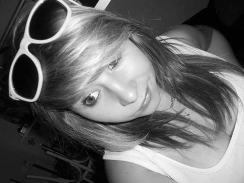 #Directioner  ∞ Follow moi, je follow back. Sinon je m'appelle Marie, j'ai 14ans, et j'aime la vie ღ