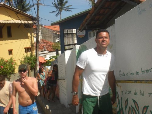 Filho, pai, educado, grosso, criança, aduto, antigo, moderno, sem limites, com barreiras, defeitos, virtudes. Resumo, um cara completo.